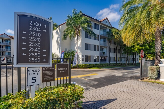 Legacy at Hialeah in Hialeah, FL - Foto de edificio - Building Photo