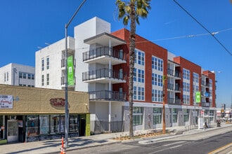 Las Ventanas in Long Beach, CA - Building Photo - Building Photo