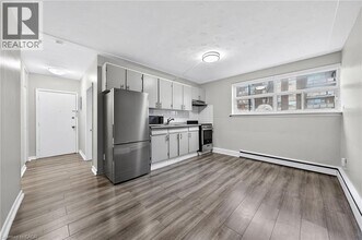 237 Mohawk Rd E in Hamilton, ON - Building Photo - Building Photo