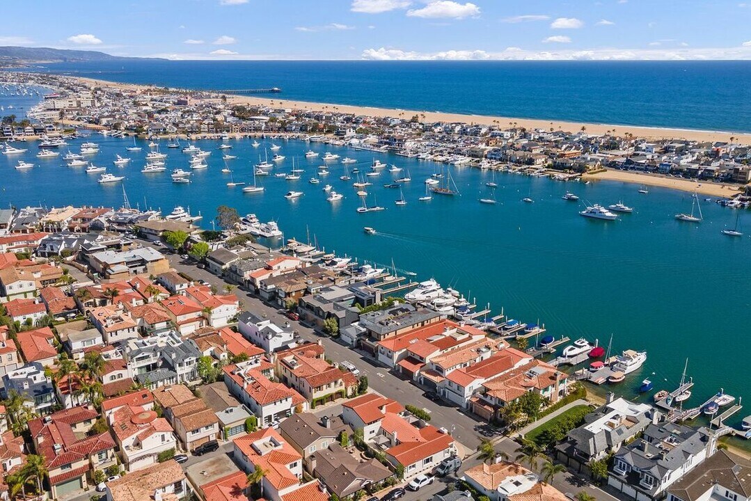 106 Via Cordova in Newport Beach, CA - Building Photo