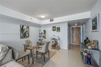 1200 Brickell Bay Dr, Unit 4009 in Miami, FL - Building Photo - Building Photo