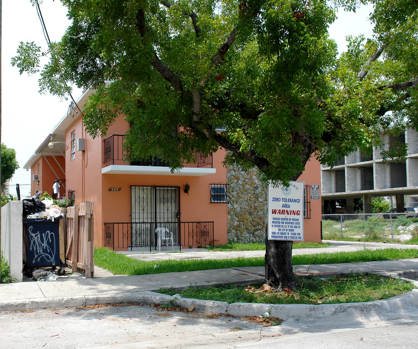 545 SW 5th St in Miami, FL - Building Photo