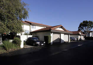 1630 S Maple St in Escondido, CA - Foto de edificio - Building Photo