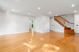 33 Saco St in Newton, MA - Building Photo - Building Photo