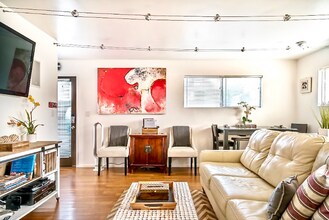 1802 Andalusia Ave in Los Angeles, CA - Foto de edificio - Building Photo