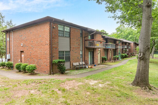 Easton North Apartments in Somerset, NJ - Building Photo - Building Photo