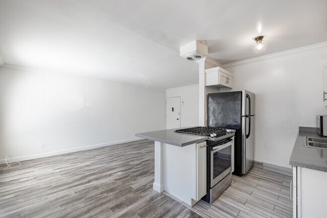 802 N West Knoll Dr in West Hollywood, CA - Building Photo - Interior Photo