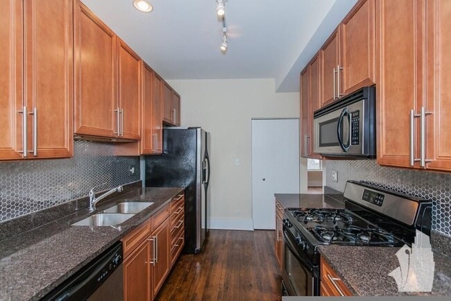 1851 W Cornelia Ave in Chicago, IL - Foto de edificio - Building Photo