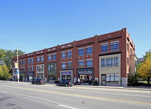 165-179 Lakeshore Rd E in Mississauga, ON - Building Photo - Building Photo
