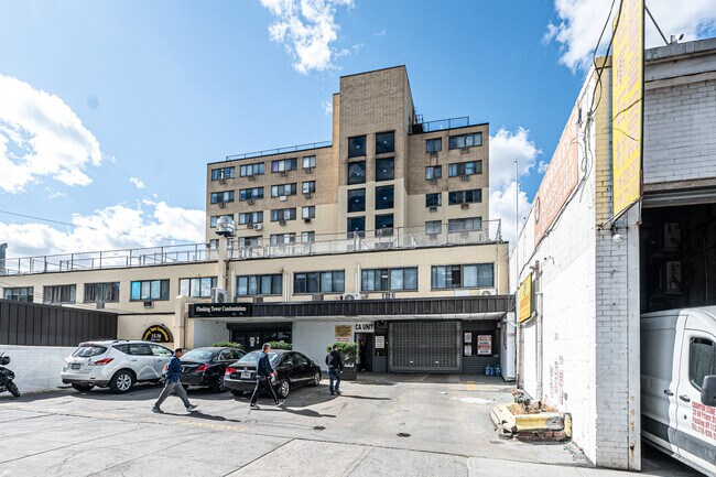 Flushing Tower Condo in Flushing, NY - Foto de edificio - Building Photo