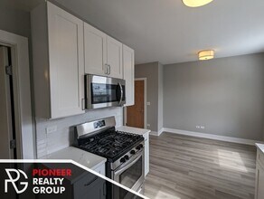 3931 N Janssen Ave, Unit 2 in Chicago, IL - Building Photo - Building Photo