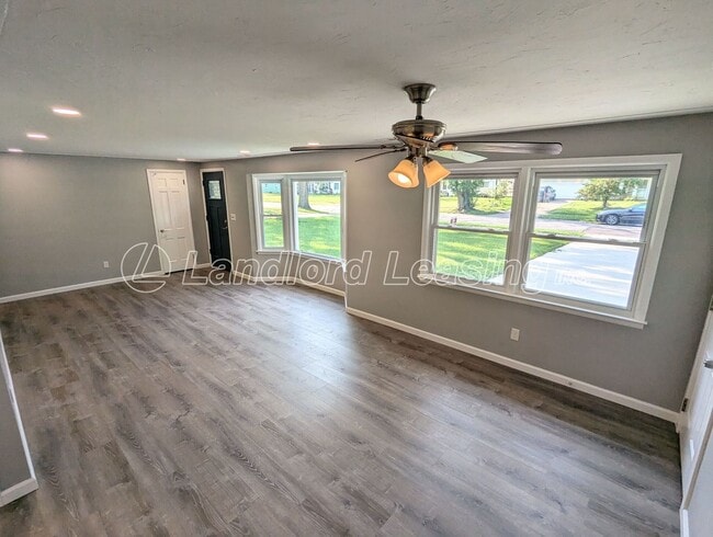 4895 Greenwood Dr in Sheffield Lake, OH - Building Photo - Building Photo