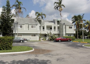 Summer Lake Condominiums in Fort Lauderdale, FL - Building Photo - Building Photo