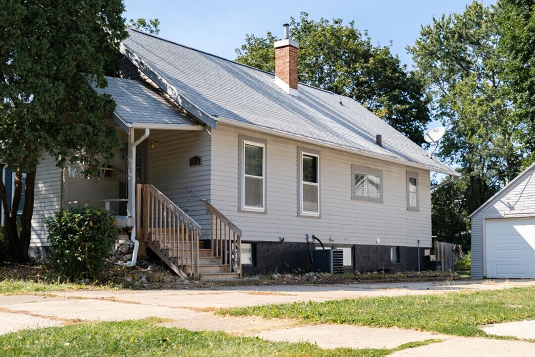 1115 W 11th St in Cedar Falls, IA - Building Photo