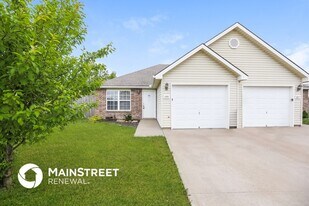 205 Palmer Ct in Pleasant Hill, MO - Building Photo