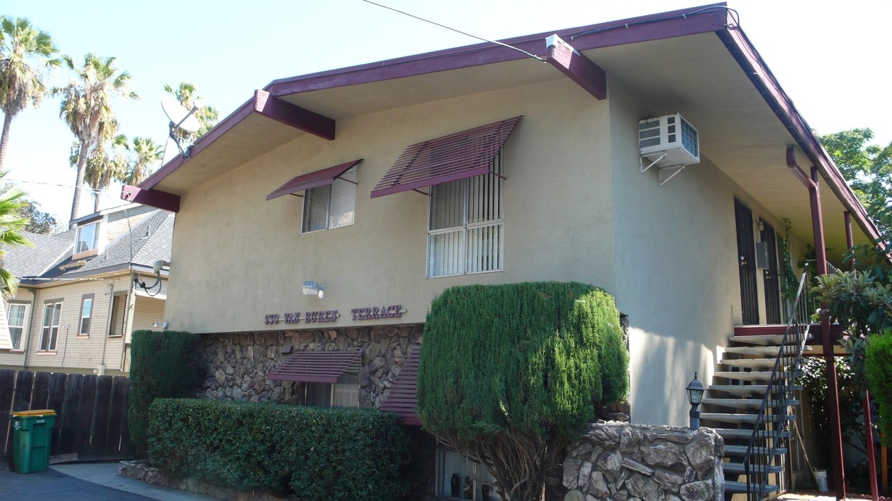 930 Van Buren St in Stockton, CA - Foto de edificio