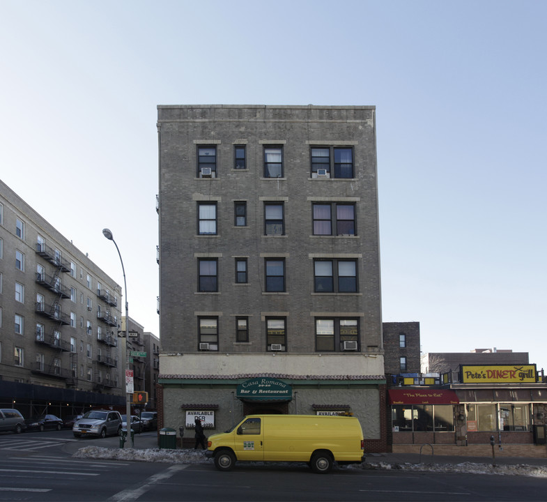 39-20 Queens Blvd in Long Island City, NY - Foto de edificio