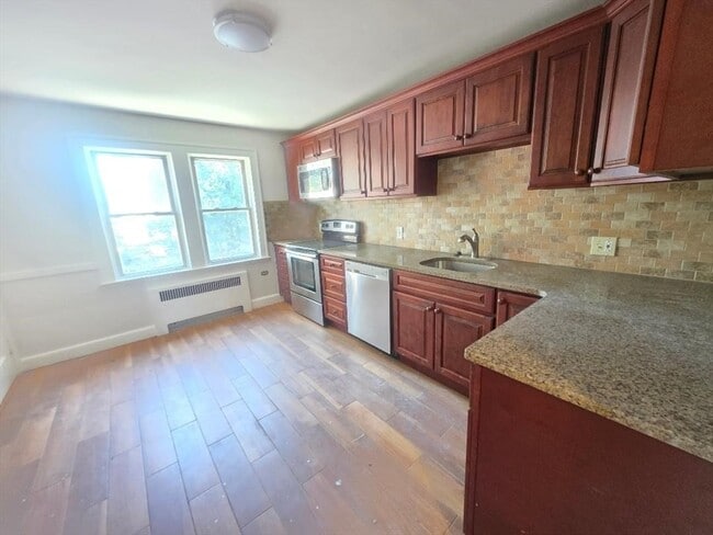 110 Clay St, Unit 4 in Quincy, MA - Foto de edificio - Building Photo