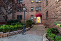 10225 67th Rd in Forest Hills, NY - Foto de edificio - Building Photo