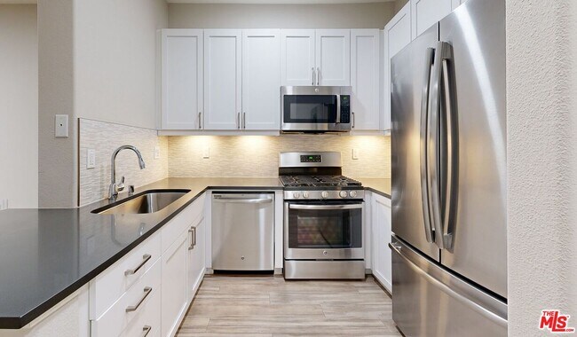 6260 W 3rd St in Los Angeles, CA - Building Photo - Building Photo