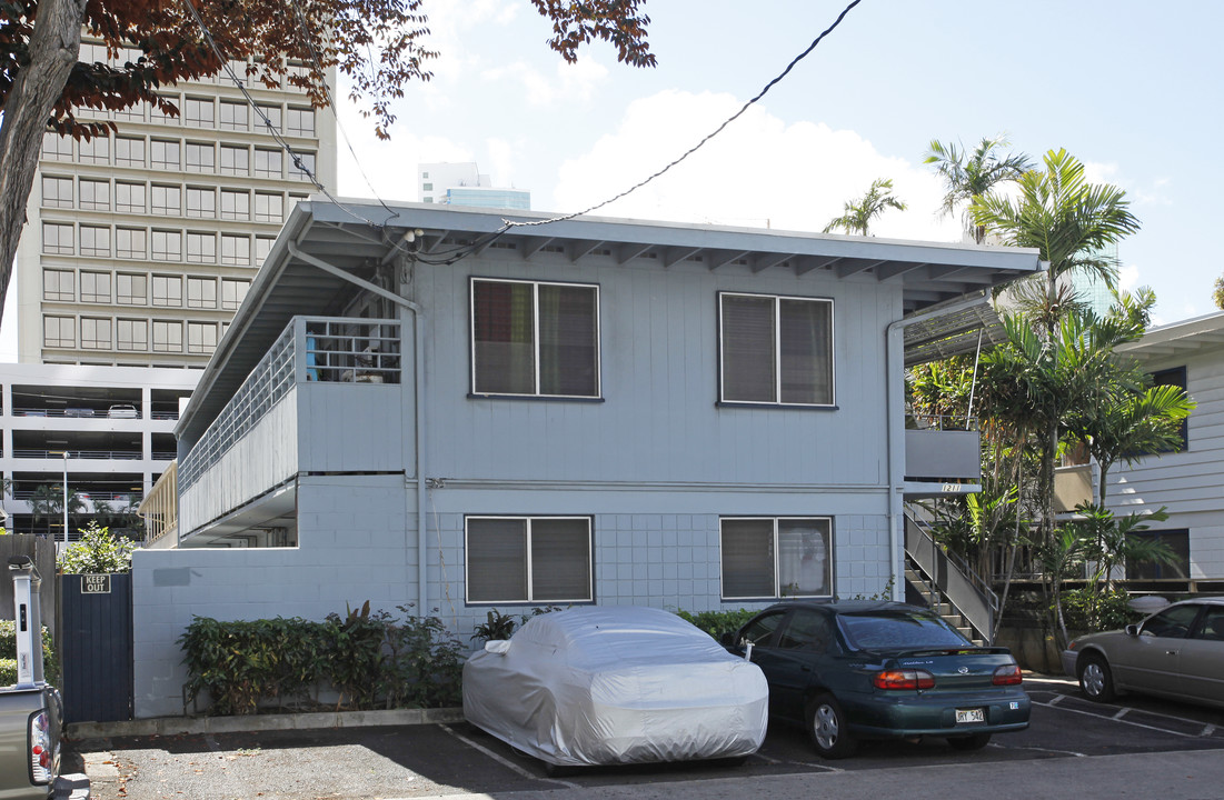 1211 Kamaile St in Honolulu, HI - Building Photo