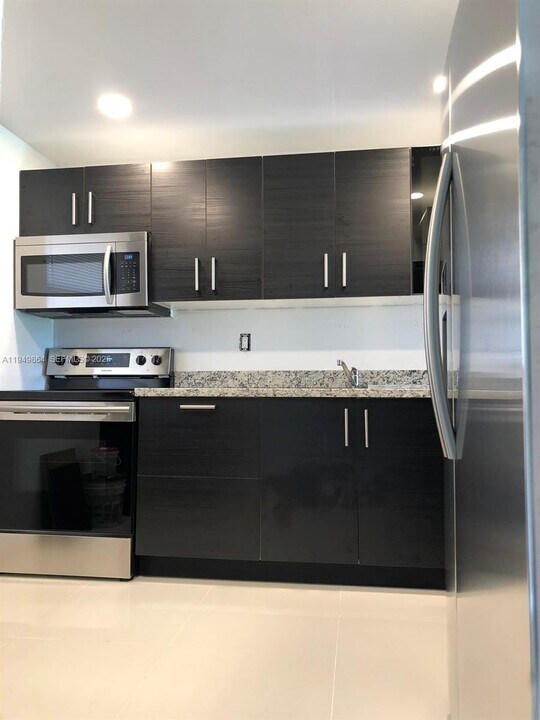 8879A Fontainebleau Blvd in Miami, FL - Building Photo