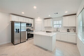 911 Watford Pl in Henderson, NV - Building Photo - Building Photo