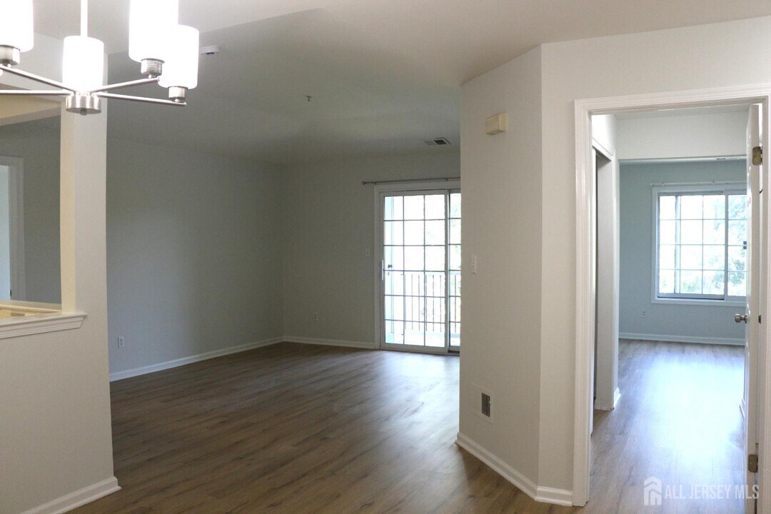 732 Waterford Dr in Edison, NJ - Building Photo