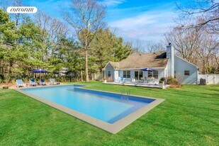 12 President St in East Hampton, NY - Building Photo