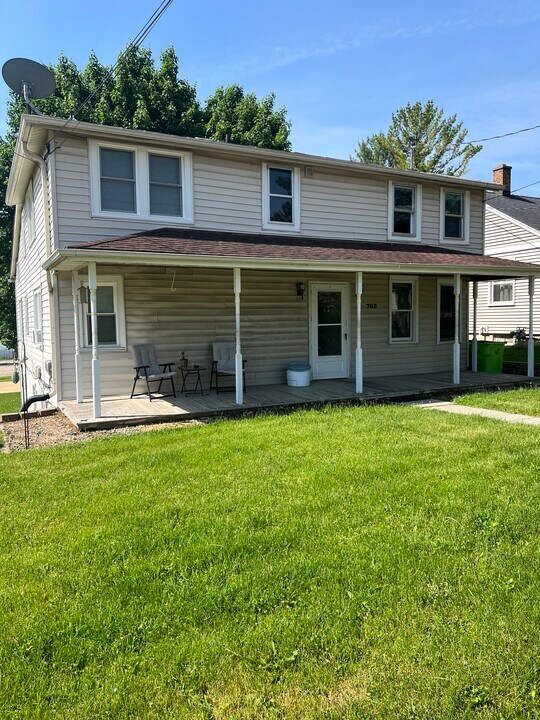 703 Union St, Unit 1 in Hartford, WI - Building Photo