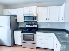 6425 Windsor Gate Ln in Charlotte, NC - Building Photo - Building Photo