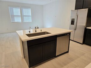 375 Powell Crst Dr in Henderson, NV - Building Photo - Building Photo