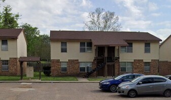 208 E Wells St in Madisonville, TX - Building Photo