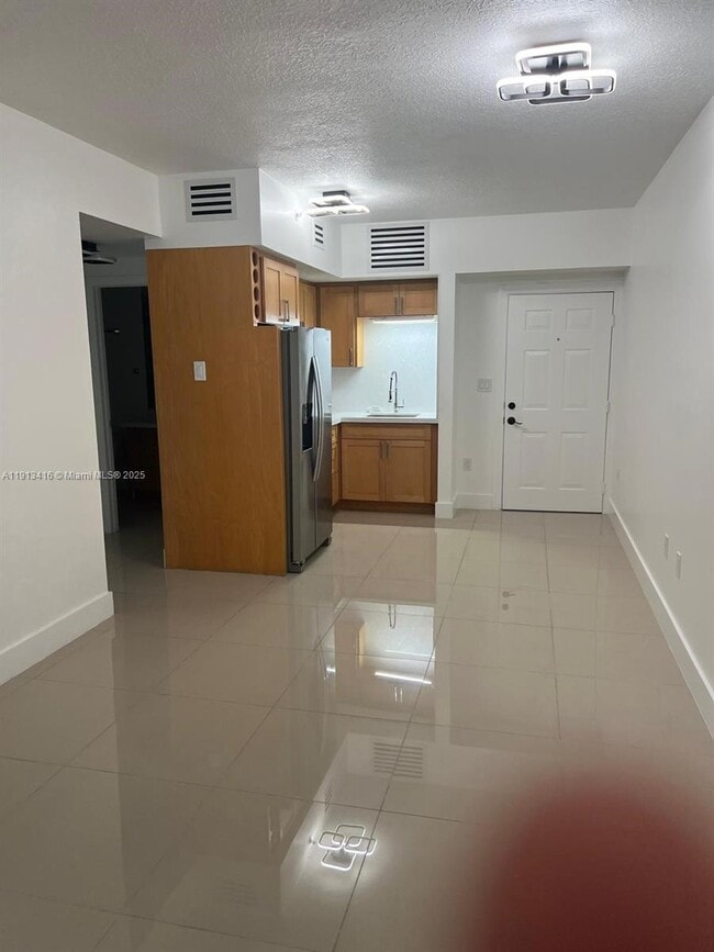 2630 SW 28th St, Unit 40 in Miami, FL - Foto de edificio - Building Photo