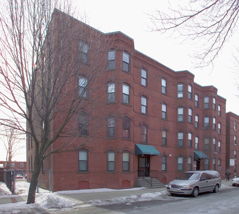 554-556 S Summer St in Holyoke, MA - Foto de edificio