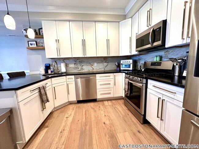 69 Falcon St in Boston, MA - Building Photo - Building Photo