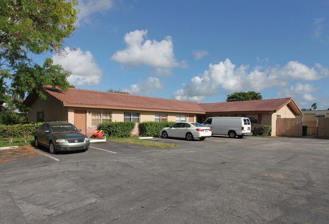 10551 NW 45th St in Coral Springs, FL - Building Photo