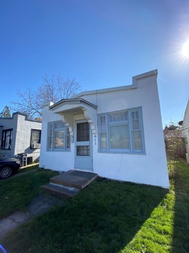 611 W 2nd St in Medford, OR - Building Photo - Building Photo