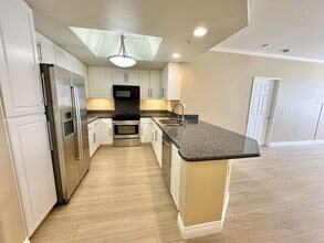 9229 Regents Rd in San Diego, CA - Building Photo - Building Photo