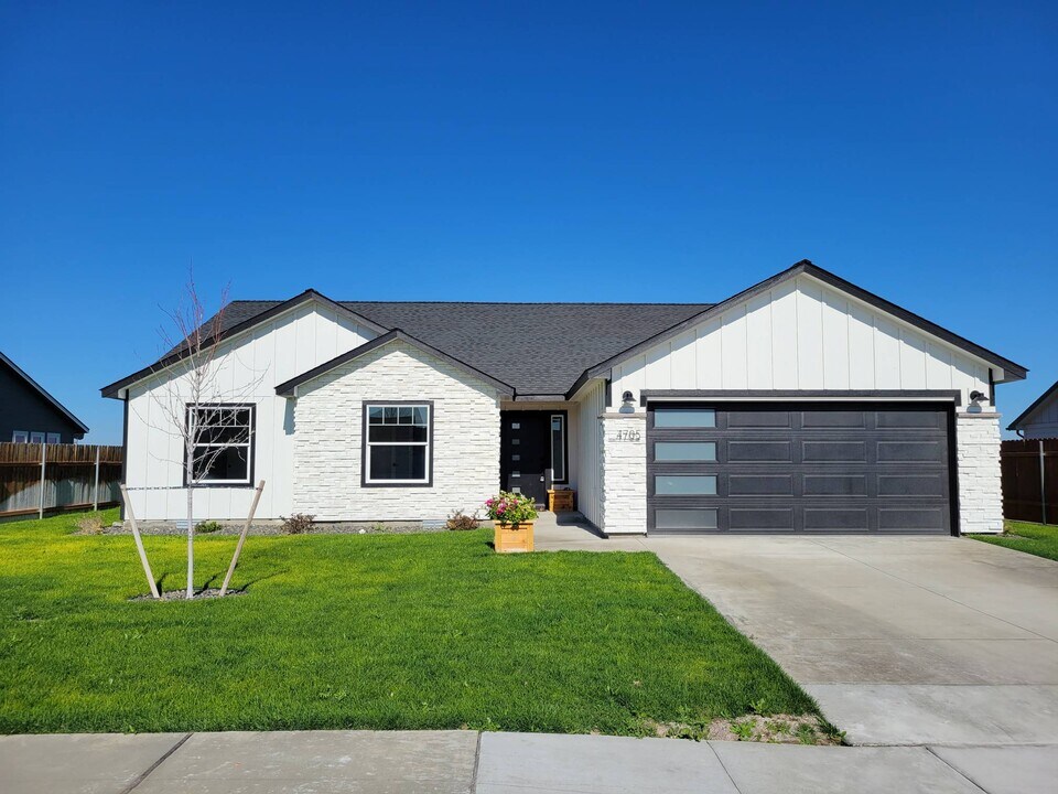 4705 Corinth Dr in Pasco, WA - Building Photo