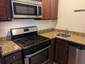 2122 W Ainslie St, Unit 2106-1N in Chicago, IL - Building Photo - Building Photo