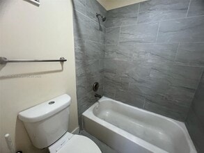 6560 W 27th Ct, Unit 2157 in Hialeah, FL - Foto de edificio - Building Photo