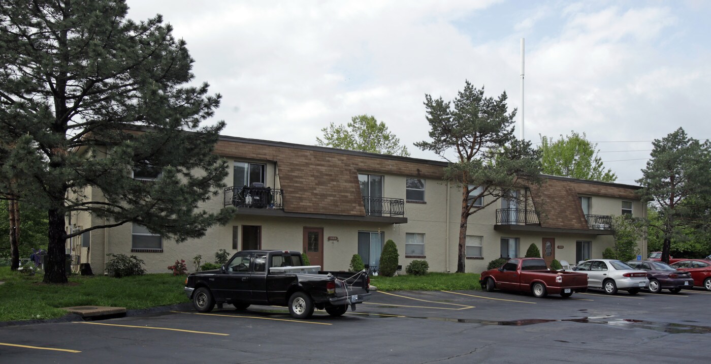 Pinehurst Apartments in St. Louis, MO - Building Photo