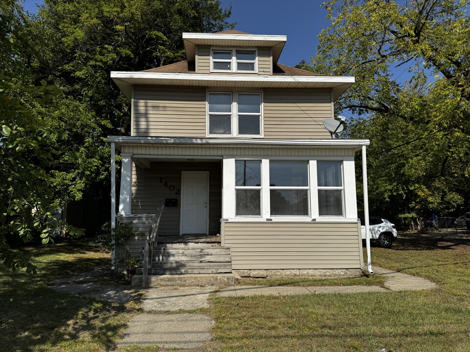 1402 W St Joseph St in Lansing, MI - Building Photo