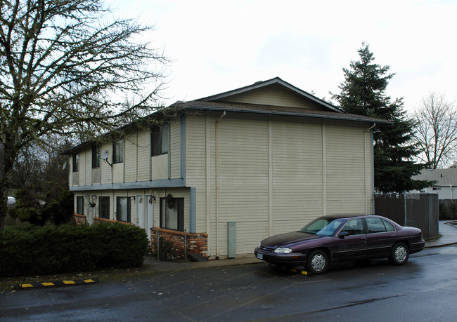 1431 Madison Ave in Cottage Grove, OR - Foto de edificio - Building Photo