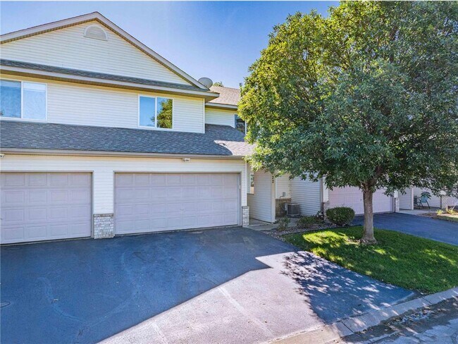 112X Crystal Pl W in Chaska, MN - Building Photo - Building Photo