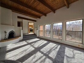 157 Calle Don Jose in Santa Fe, NM - Building Photo