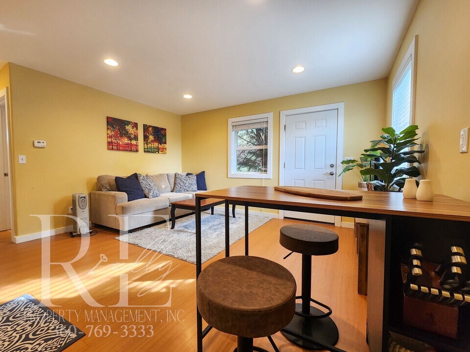 21680 Seacrest Ave NE in Poulsbo, WA - Building Photo