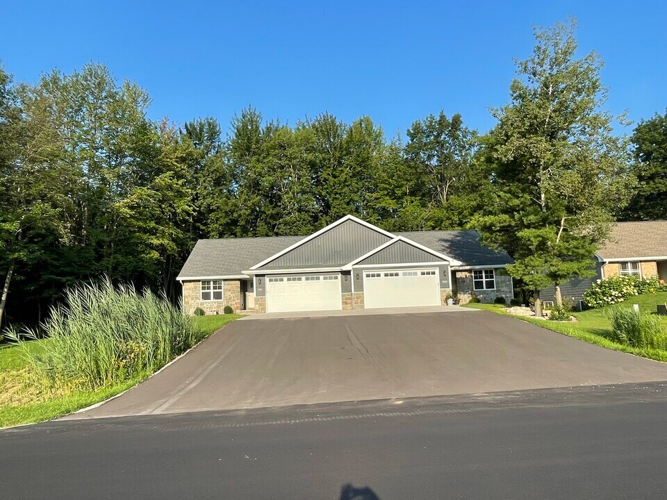 3581 Veterans Ave in Suamico, WI - Building Photo