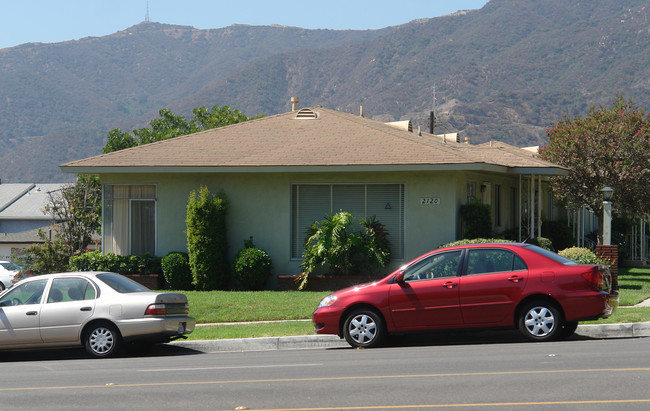 2120 Montrose Ave in Montrose, CA - Foto de edificio - Building Photo